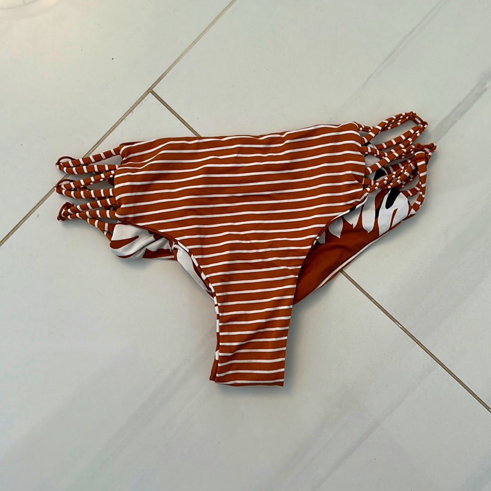 ⭐️Roxy reversible swim suit bottoms